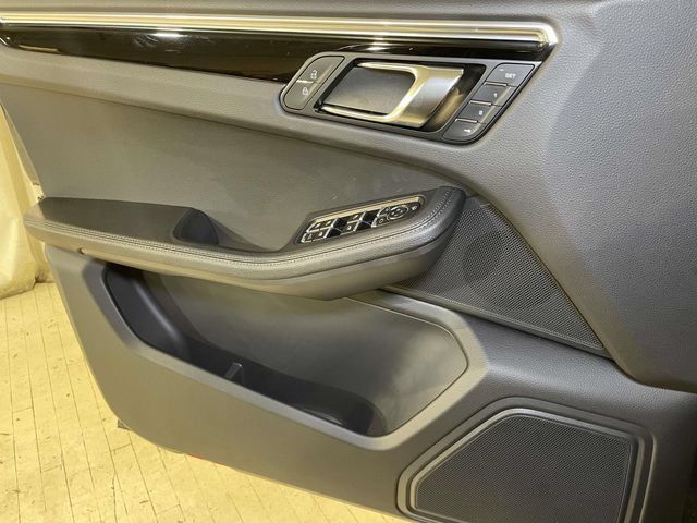 Certified 2025 Porsche Macan AWD/4WD image 35