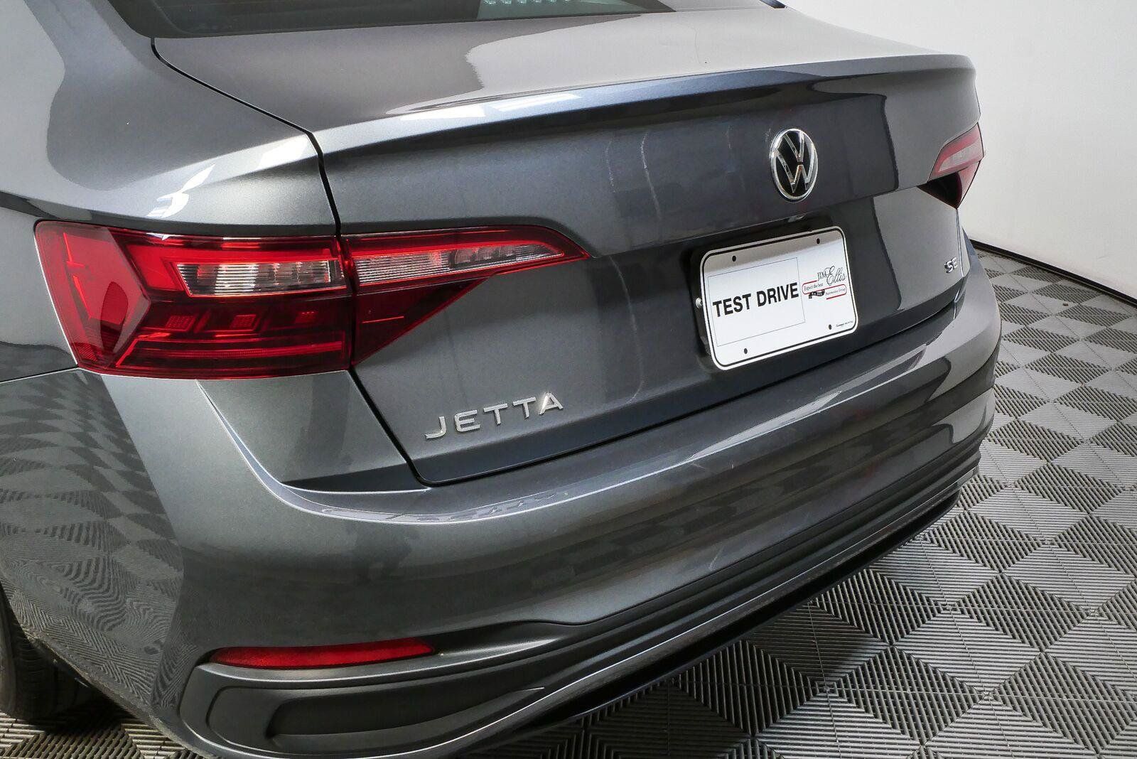 Used 2024 Volkswagen Jetta SE w/ Panoramic Sunroof Package FWD image 31