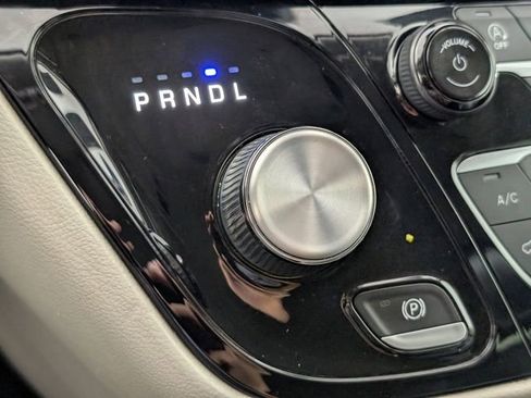 Used 2022 Chrysler Pacifica Touring-L image 36