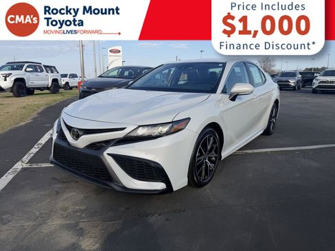 Used 2024 Toyota Camry SE w/ Convenience Package image 3