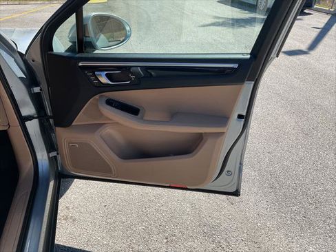 Used 2021 Porsche Macan w/ Premium Package Plus image 31