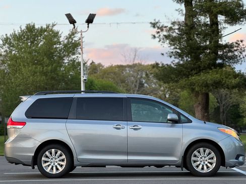 Used 2011 Toyota Sienna LE w/ Towing Pkg AWD/4WD image 6
