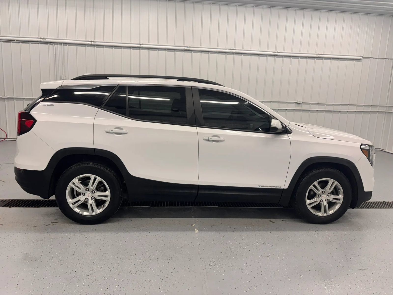 Used 2022 GMC Terrain SLE w/ Driver Convenience Package FWD image 9