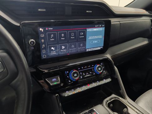 Used 2022 GMC Sierra 1500 AT4 w/ AT4 Premium Package AWD/4WD image 10