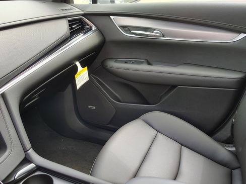 New 2025 Cadillac XT6 Luxury image 31