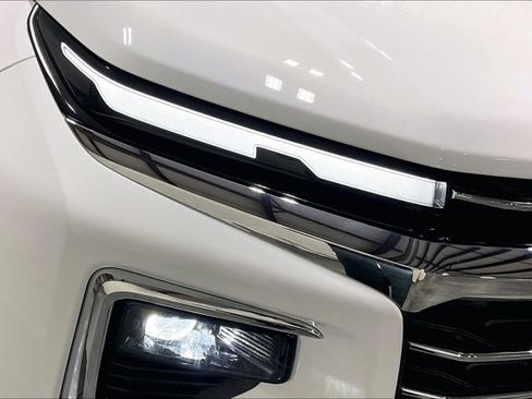 Used 2025 Chevrolet Traverse LT image 29