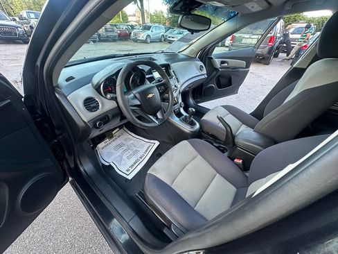 Used 2013 Chevrolet Cruze LS image 15