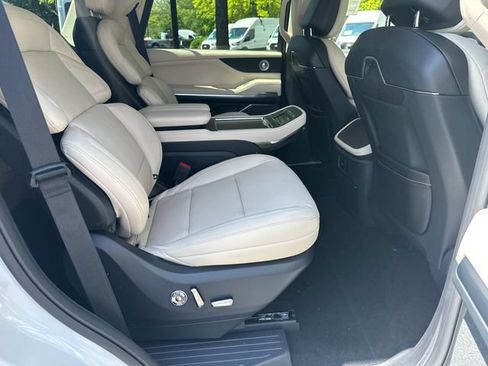 New 2027 Lincoln Navigator Reserve AWD/4WD image 16