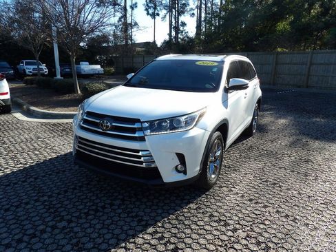 Used 2019 Toyota Highlander Limited Platinum image 3