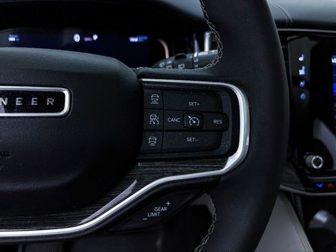 Used 2022 Jeep Wagoneer Series III w/ Premium Group I image 32