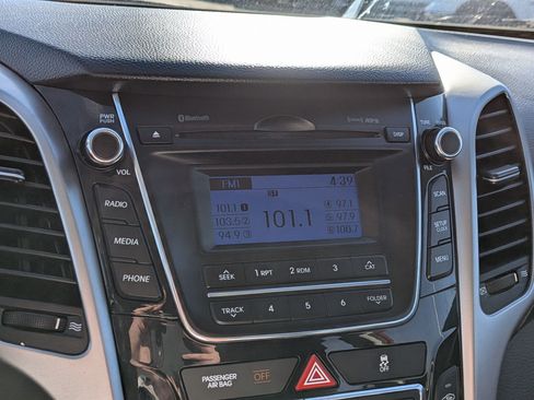 Used 2017 Hyundai Elantra GT image 21