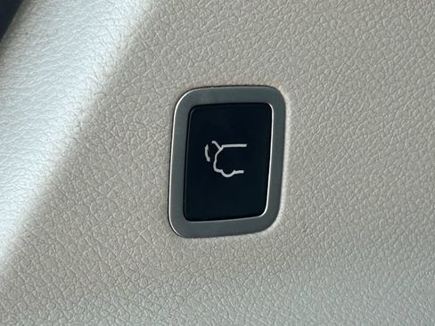 Used 2018 Chrysler Pacifica Touring-L FWD image 33