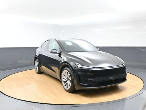 Used 2026 Tesla Model Y Long Range RWD image 2