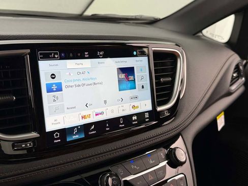 New 2026 Chrysler Pacifica Pinnacle image 33