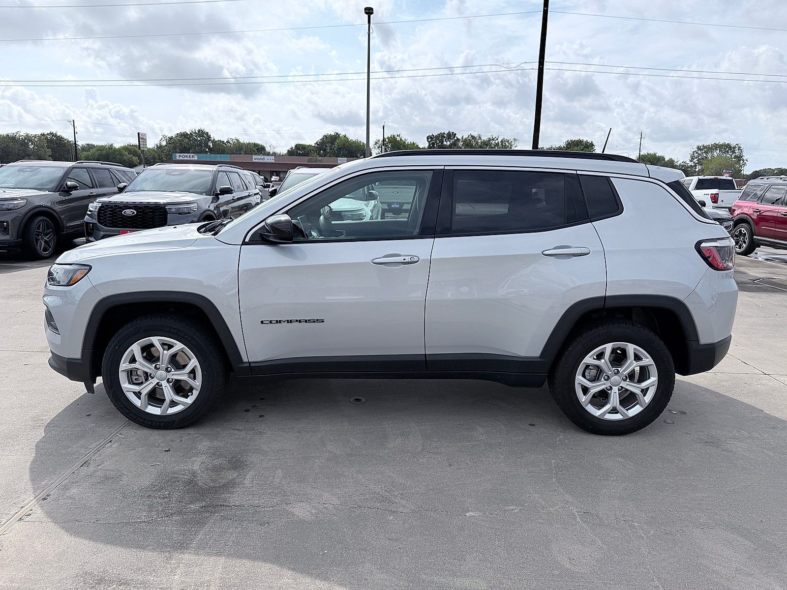 Used 2024 Jeep Compass Latitude AWD/4WD image 4