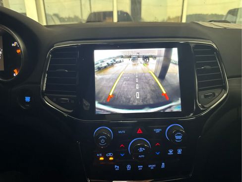 Used 2021 Jeep Grand Cherokee Laredo X AWD/4WD image 9