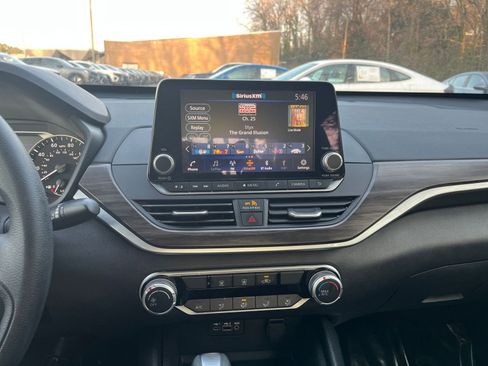 Used 2025 Nissan Altima 2.5 SV image 17