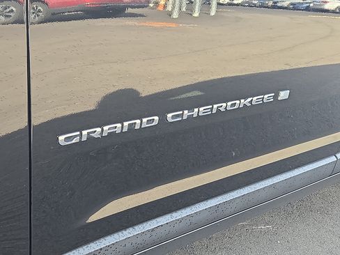 Used 2022 Jeep Grand Cherokee L Laredo w/ Luxury Tech Group I AWD/4WD image 29