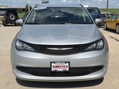 Used 2023 Chrysler Voyager LX FWD image 3