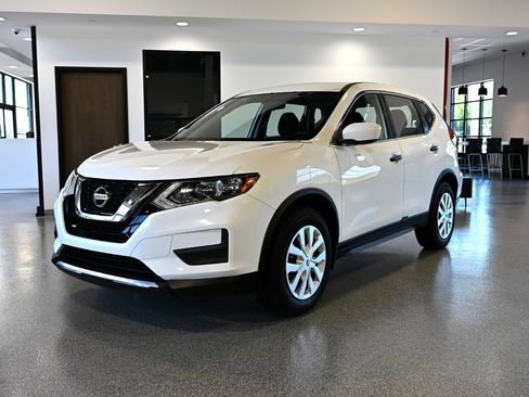 Used 2017 Nissan Rogue S FWD image 1
