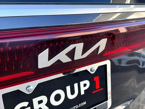 Used 2022 Kia Carnival LX FWD image 10