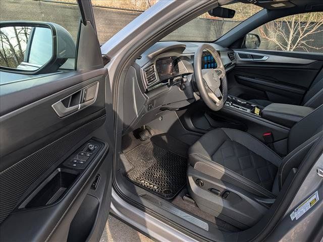 Certified 2024 Volkswagen Atlas Cross Sport SE AWD/4WD image 28
