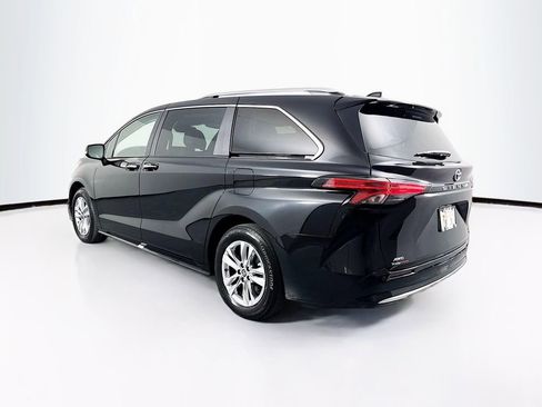Used 2024 Toyota Sienna Limited image 7