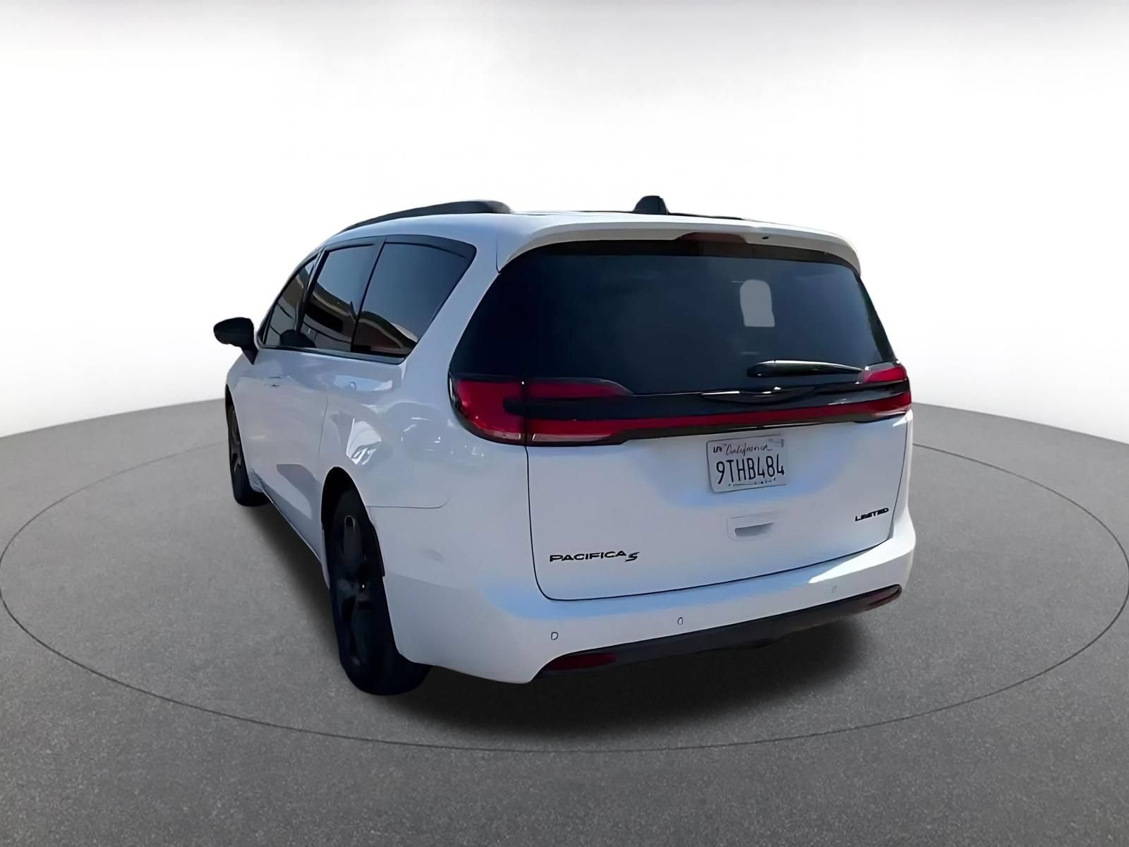 Used 2025 Chrysler Pacifica Limited FWD image 10