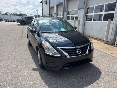 Used 2019 Nissan Versa SV FWD image 2