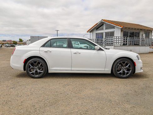 Used 2023 Chrysler 300 Touring L image 3