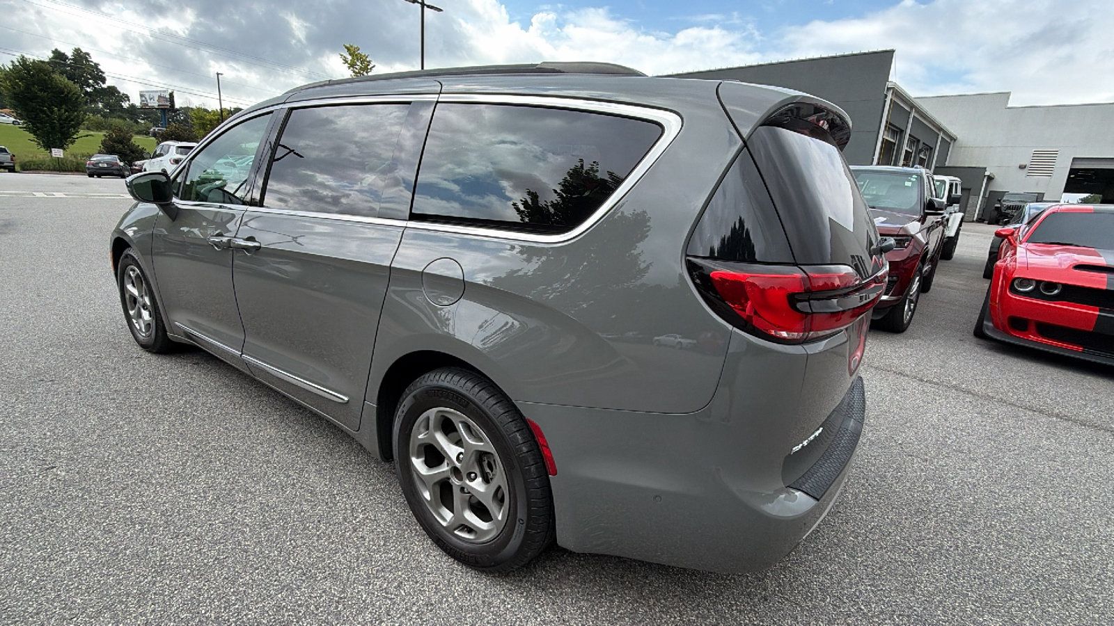 Used 2022 Chrysler Pacifica Limited FWD image 10