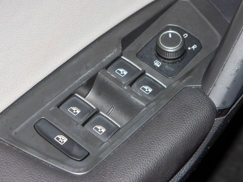 Used 2019 Volkswagen Tiguan SEL image 28