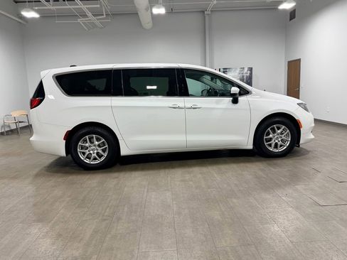 Used 2023 Chrysler Voyager LX w/ Fleet Security Group FWD image 3