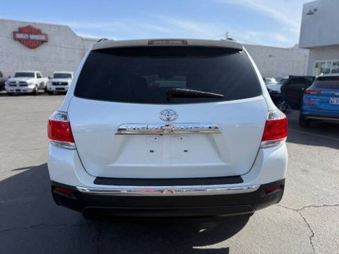 Used 2012 Toyota Highlander Limited w/ Tow Pkg FWD image 4