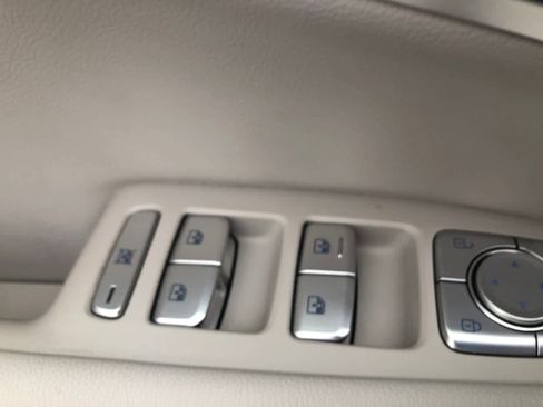 Used 2023 Genesis G70 2.0T image 25