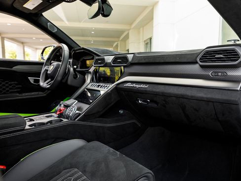 Used 2024 Lamborghini Urus Performante AWD/4WD image 46