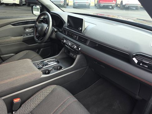 Used 2023 Honda Pilot Sport image 17