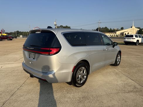 Used 2024 Chrysler Pacifica Limited w/ Uconnect Theater Family Group image 9