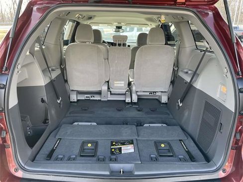 Used 2020 Toyota Sienna LE w/ LE Preferred Package image 13