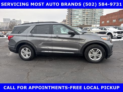 Used 2023 Ford Explorer XLT image 3