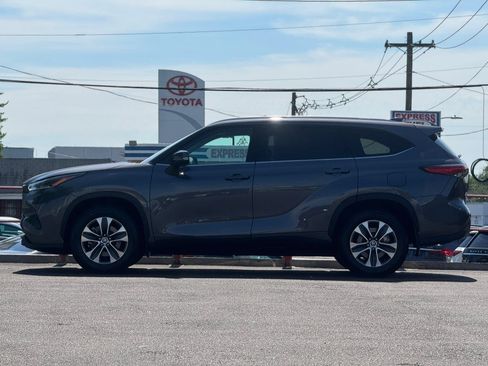 Used 2021 Toyota Highlander XLE AWD/4WD image 8