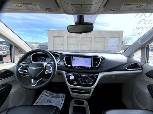 Used 2023 Chrysler Pacifica Touring-L image 15