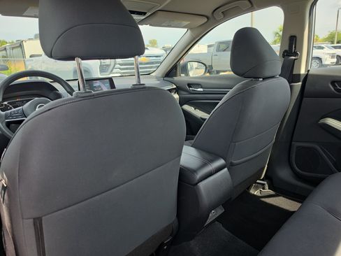 Used 2024 Nissan Altima 2.5 SV FWD image 11