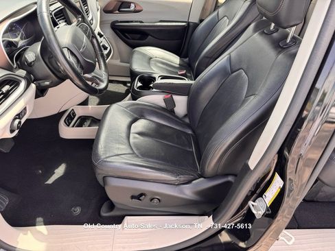 Used 2019 Chrysler Pacifica Touring-L FWD image 20