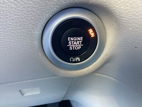 Used 2024 Chrysler Pacifica Touring-L FWD image 29
