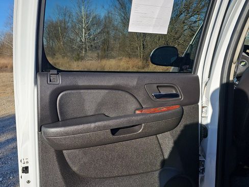 Used 2010 Chevrolet Suburban LT image 11