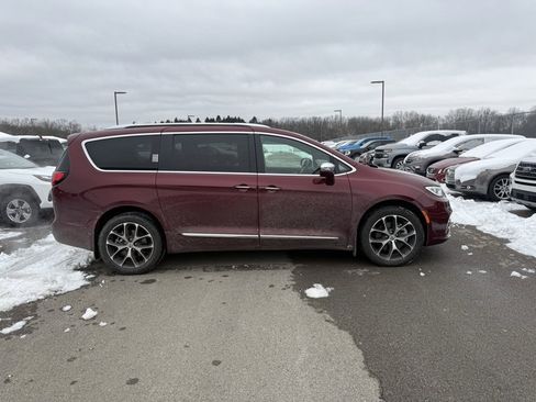 Used 2021 Chrysler Pacifica Limited image 5