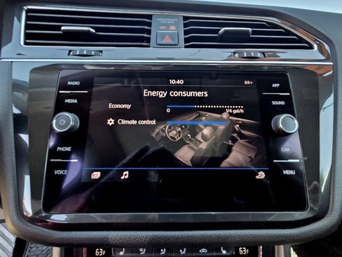 Used 2018 Volkswagen Tiguan SE w/ Panoramic Sunroof Package FWD image 11