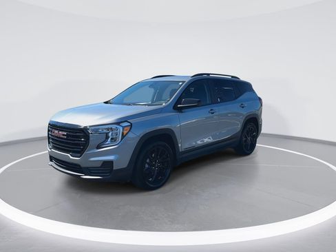 Used 2024 GMC Terrain SLE w/ Driver Convenience Package FWD image 4