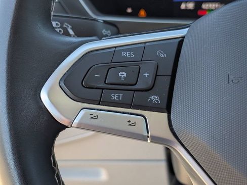 Used 2023 Volkswagen Tiguan SE w/ Panoramic Sunroof Package FWD image 25